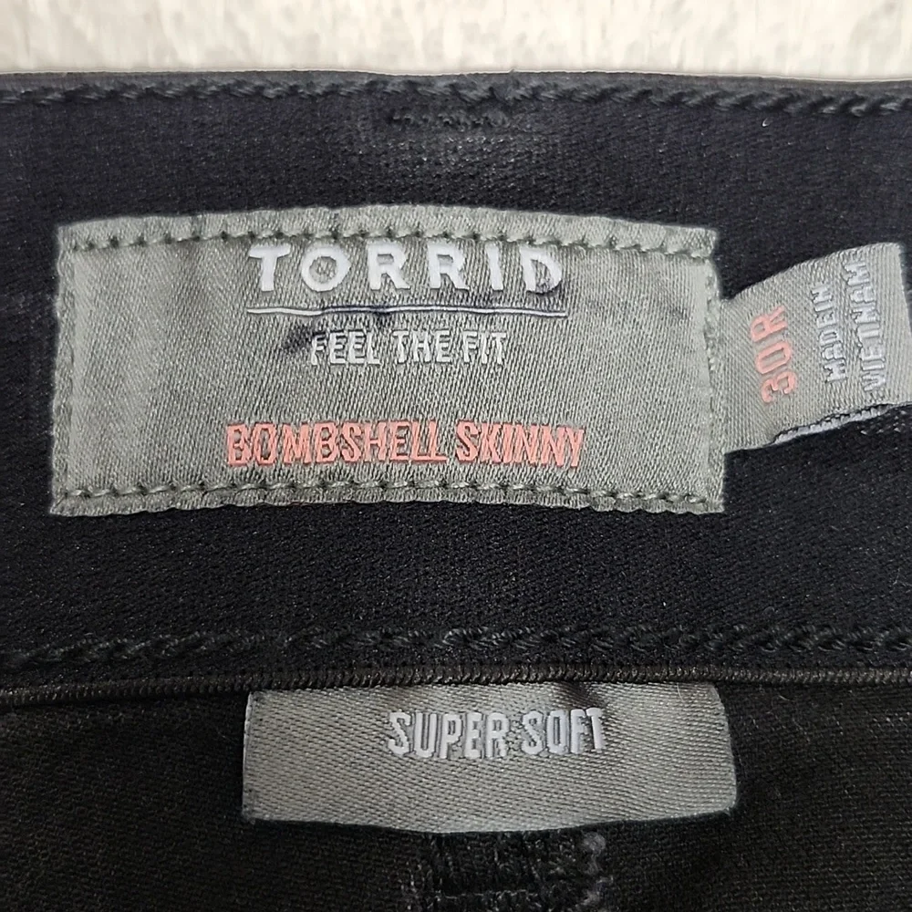 Torrid Bombshell Super Soft Skinny Leg High-Rise Black Jean Cropped Plus Sz 30R - Picture 3 of 10